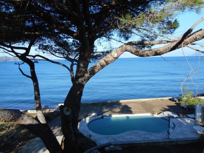 En alquiler Hermosa propiedad prestigiosa 6 HABITACIONES 220 M² frente al mar Saint Florent
