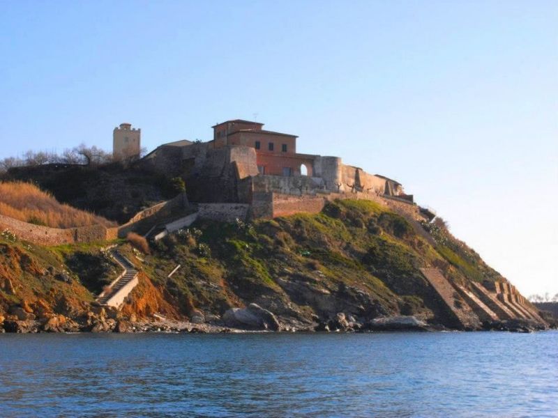 For rent Magnificent Property 10 ROOMS 800 M² facing the sea Piombino ITALY