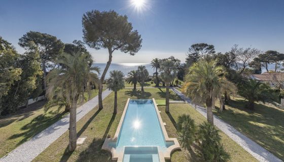 For sale 15-ROOM PRIVATE HOTEL 680 M² WATERFRONT SAINT RAPHAEL