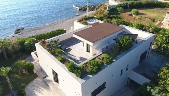 FOR SALE CONTEMPORARY VILLA 6 ROOMS 250 M² FEET IN THE WATER IN SAINT AYGULF