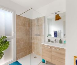 A louer APPARTEMENT DE PRESTIGE T4 83 M2 TERRASSE BORD DE MER SAINT RAPHAEL