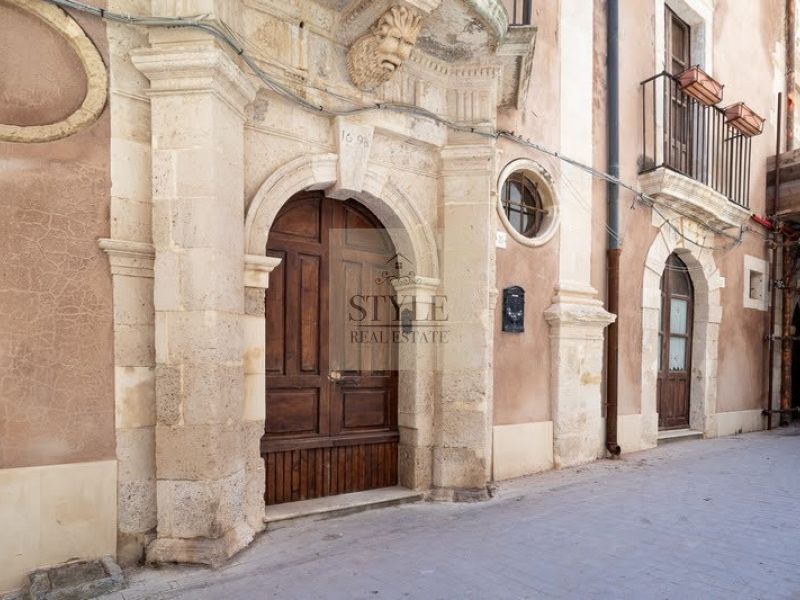 Detached house with terrace in Ortigia