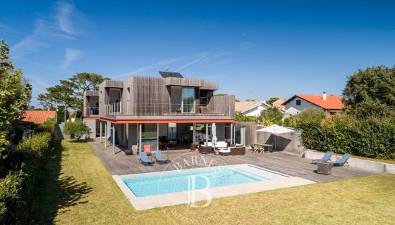 For sale BRIGHT CONTEMPORARY HOUSE 6 ROOMS 290 M² ANGLET CHIBERTA