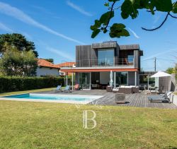 For sale BRIGHT CONTEMPORARY HOUSE 6 ROOMS 290 M² ANGLET CHIBERTA