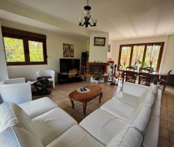 For sale large family house 7 ROOMS 218 M² Eu