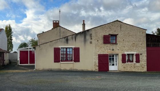 A vendre Spacieuse maison en pierres 6 PIECES 233 M² Saint Jean De Beugne