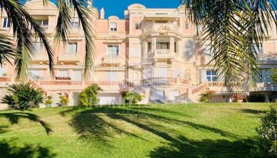 A louer APPARTEMENT T3 126 M2 TERRASSE BORD DE MER CANNES