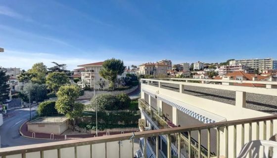 A louer APPARTEMENT DE PRESTIGE T3 89 M2 TERRASSE BORD DE MER CANNES