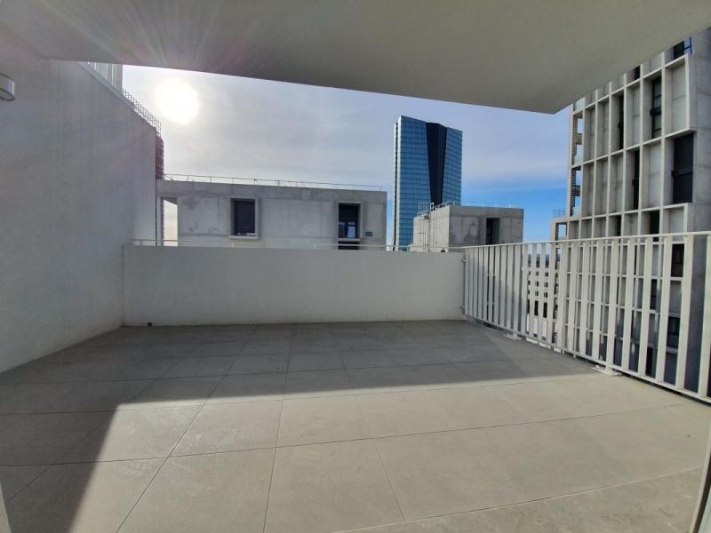 A vendre APPARTEMENT DUPLEX NEUF T4 101 M2 TERRASSE BORD DE MER MARSEILLE