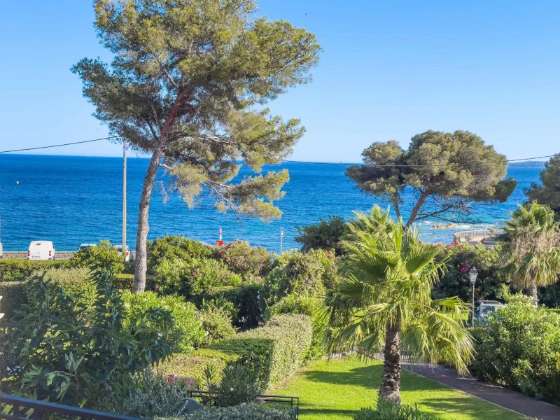For sale Bastidon 4 rooms 91 M² sea view and PRIVATE ACCESS TO the beach LES ISSAMBRES