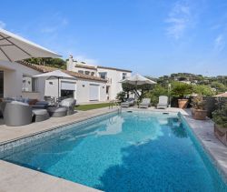 For sale HIGH STANDING 7 ROOM VILLA 295 M² SEA VIEW AND NEAR SAINTE MAXIME CENTER  