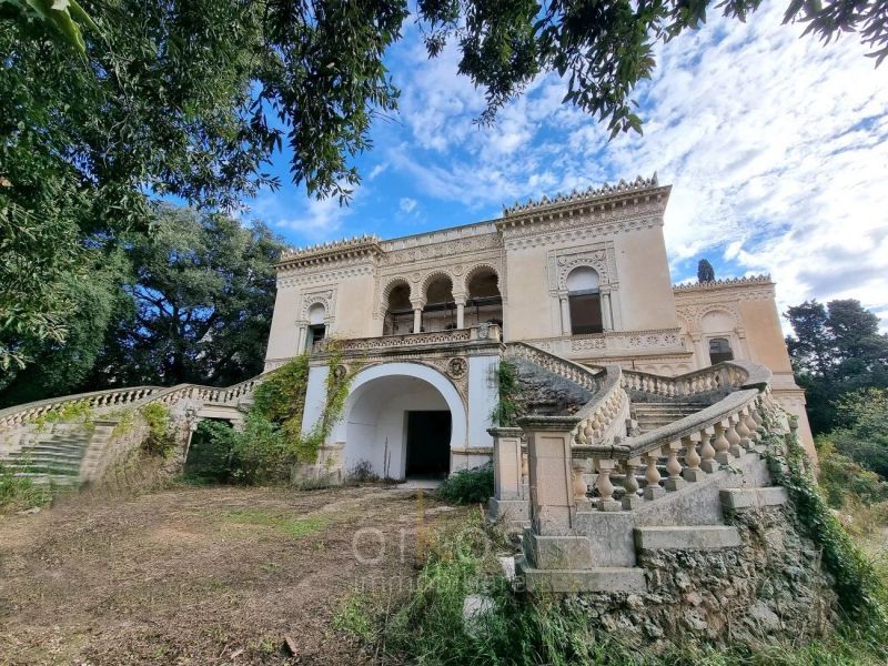 For sale Prestigious historic villa 35 ROOMS Lecce 
