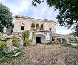 For sale Prestigious historic villa 35 ROOMS Lecce 