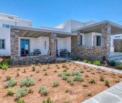 For sale 9 ROOM PROPERTY 240 M² WATERFRONT NAOUSSA PAROS
