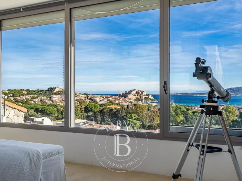 En venta villa de 7 habitaciones 220 m² con vistas al mar, centro de la ciudad y playa a pie Calvi