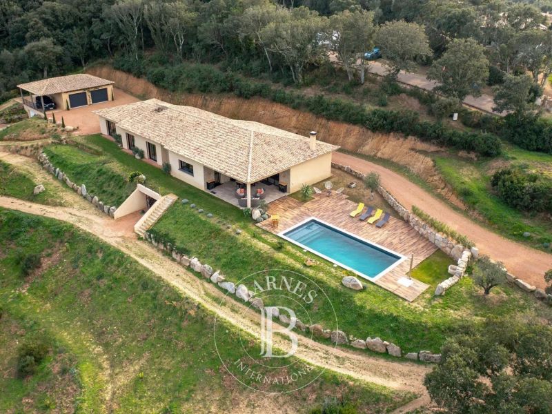 A vendre Villa contemporaine 5 pieces 229 m² proche plage de Santa Giulia  sotta