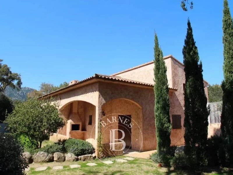 En venta propiedad 250 m² en el centro del pueblo Sainte Lucie de Porto Vecchio