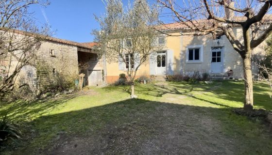 For sale BEAUTIFUL CHARENTAISE HOUSE 8 ROOMS 246 M² CRAMCHABAN
