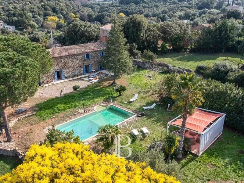 A vendre belle villa en pierres 7 PIECES 306 M² PROCHE PLAGE SAINT FLORENT