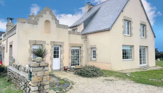 For sale charming 7 room house 165 m² beautiful sea and beach view within walking distance of Pors Carn penmarch
