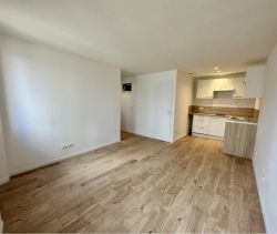 A louer APPARTEMENT DUPLEX NEUF T3 40 M2 BORD DE MER VALLAURIS