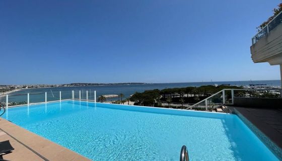A vendre STUDIO  24 M2 TERRASSE PIEDS DANS L'EAU GOLFE JUAN