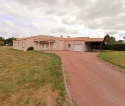 A vendre Maison plain-pied de 150mÂ² sur 1745mÂ², piscine, proximitÃ© zone sud de la Roche 85430 Aubigny Les Clouzeaux