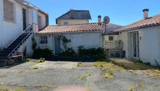A vendre Maison Ã  rÃ©nover  comprenant deux logements proche plan d'eau et centre ville 85460 L Aiguillon La Presqu Ile