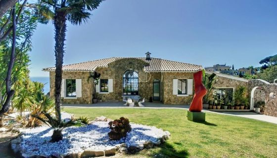 A louer MAISON  CONTEMPORAINE BORD DE MER VALLAURIS