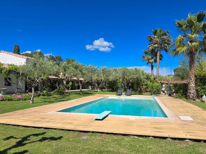 For sale LARGE BASTIDE 6 ROOMS 265 m² SWIMMING POOL ROQUEBRUNE SUR ARGENS  