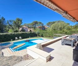 A vendre VILLA 9 PIECES 270 M² PROCHE MER SAINT RAPHAEL BOULOURIS  