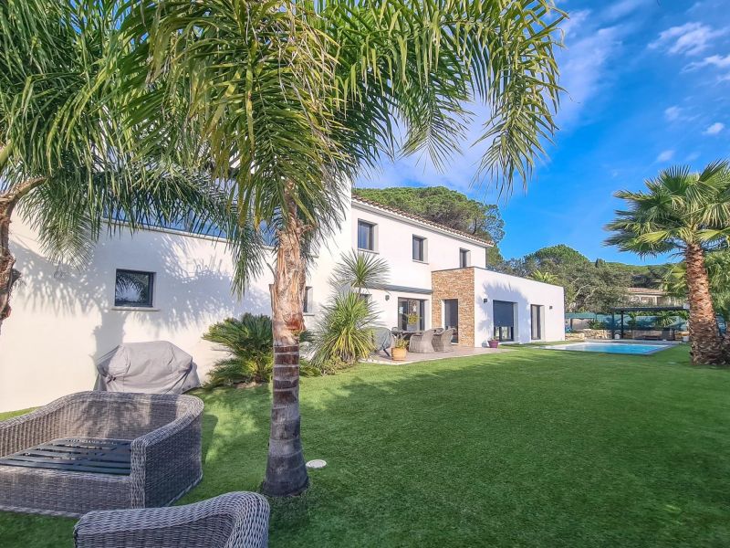 A vendre VILLA CONTEMPORAINE 6 PIECES 179 M² DANS DOMAINE PRIVE SAINT RAPHAEL  