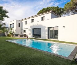 For sale CONTEMPORARY VILLA 6 ROOMS 179 M² IN PRIVATE ESTATE SAINT RAPHAEL  