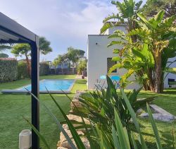 For sale CONTEMPORARY VILLA 6 ROOMS 179 M² IN PRIVATE ESTATE SAINT RAPHAEL  