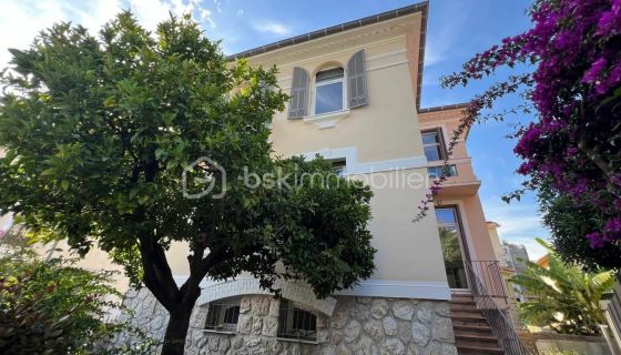 CASA CONTEMPORÁNEA JUNTO AL MAR AGRADABLE