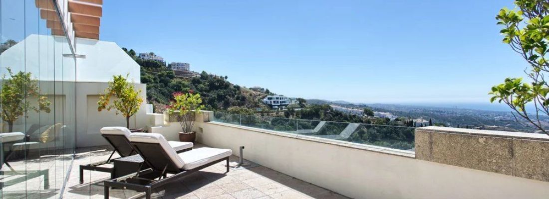 A louer PENTHOUSE DUPLEX DE PRESTIGE T5 183 M2 TERRASSE PIEDS DANS L'EAU MARBELLA