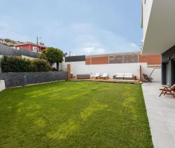 En alquiler CASA CONTEMPORÁNEA JUNTO AL MAR LOURES