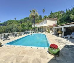 A louer MAISON  7 PIECES 213 M2 BORD DE MER GOLFE JUAN