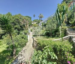 A louer MAISON  7 PIECES 213 M2 BORD DE MER GOLFE JUAN