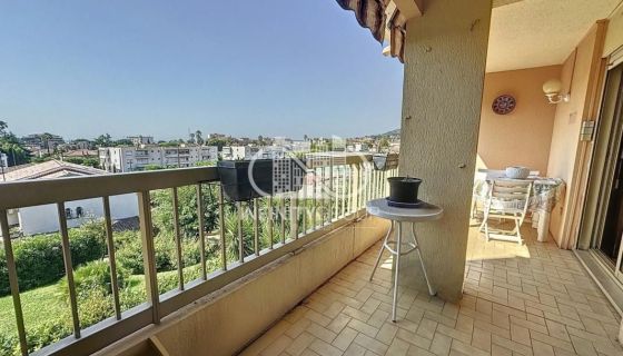 A louer APPARTEMENT T3 57 M2 TERRASSE BORD DE MER GOLFE JUAN