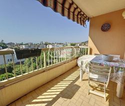 A louer APPARTEMENT T3 57 M2 TERRASSE BORD DE MER GOLFE JUAN