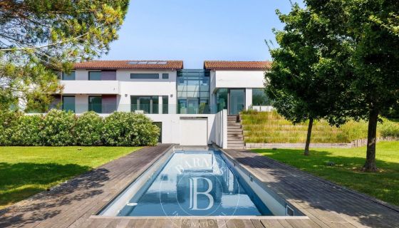 A vendre VASTE VILLA CONTEMPORAINE 10 PIECES 630 M² ARBONNE