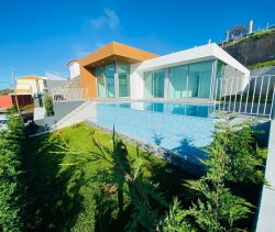 A vendre MAISON  4 PIECES 210 M2 BORD DE MER ESTREITO CALHETA