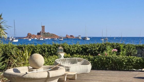 For sale MAGNIFICENT 7 ROOM VILLA 250 M² WATERFRONT SAINT RAPHAEL  