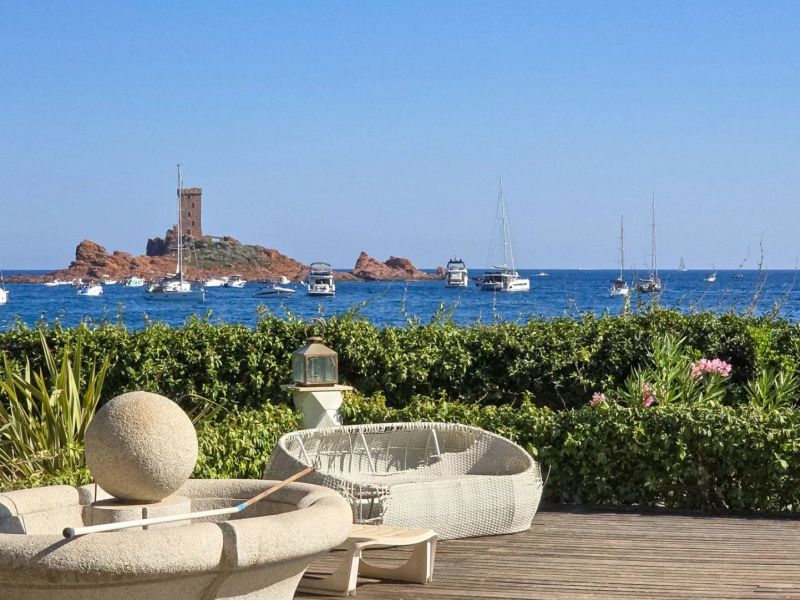 For sale MAGNIFICENT 7 ROOM VILLA 250 M² WATERFRONT SAINT RAPHAEL  