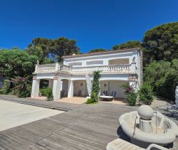 A vendre MAGNIFIQUE VILLA 7 PIECES 250 M² PIEDS DANS L´EAU SAINT RAPHAEL  