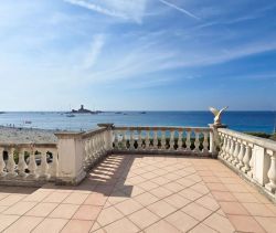 For sale MAGNIFICENT 7 ROOM VILLA 250 M² WATERFRONT SAINT RAPHAEL  