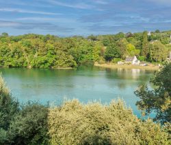 For sale charming 5-ROOM house 165 m² on the banks of the river PLOUGUIEL