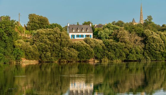 For sale charming 5-ROOM house 165 m² on the banks of the river PLOUGUIEL