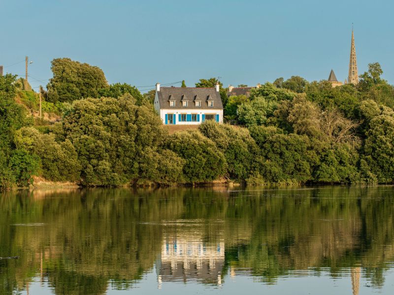 For sale charming 5-ROOM house 165 m² on the banks of the river PLOUGUIEL